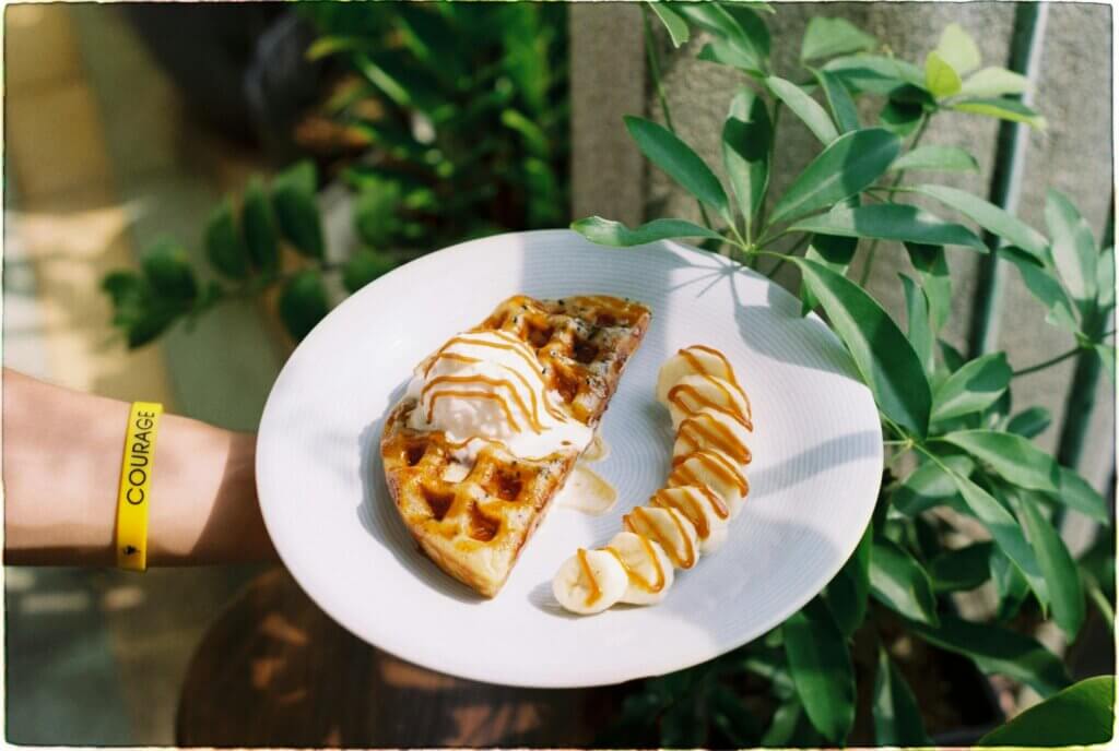 Banane tiède accompagnée de caramel au beurre salé