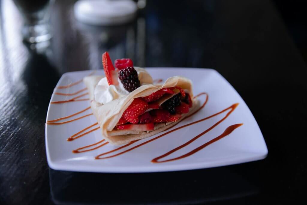Crêpe fine nappée de caramel au beurre salé artisanal