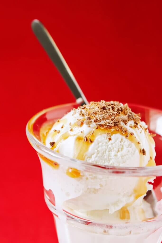 Coupe de glace vanille nappée de caramel au beurre salé