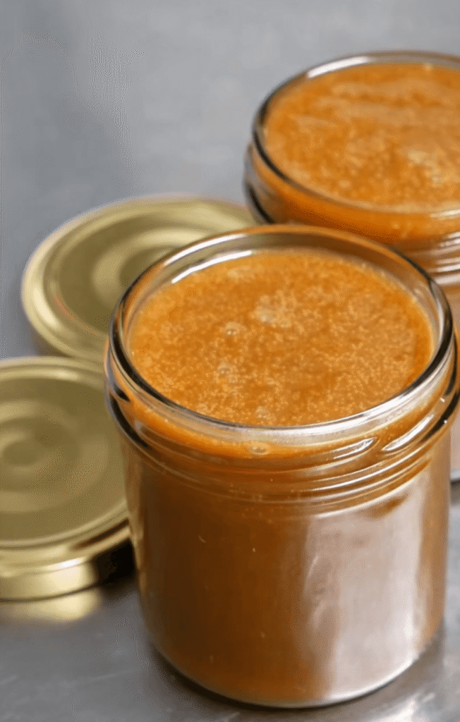 Pot de caramel au beurre salé artisanal ouvert, avec texture fondante visible