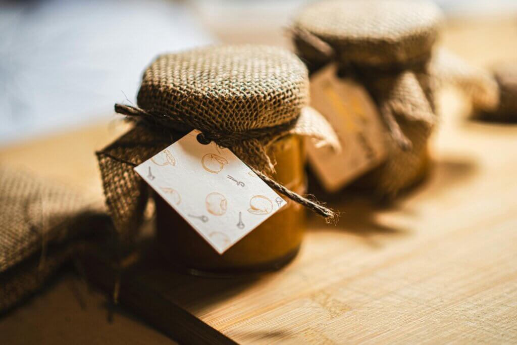 Pot de caramel artisanal emballé en cadeau gourmand 100 % français
