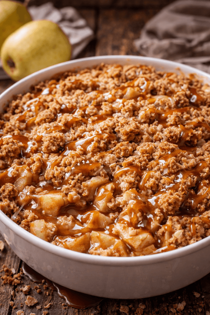 Crumble aux pommes doré au four, nappé de caramel au beurre salé fondant, servi encore tiède